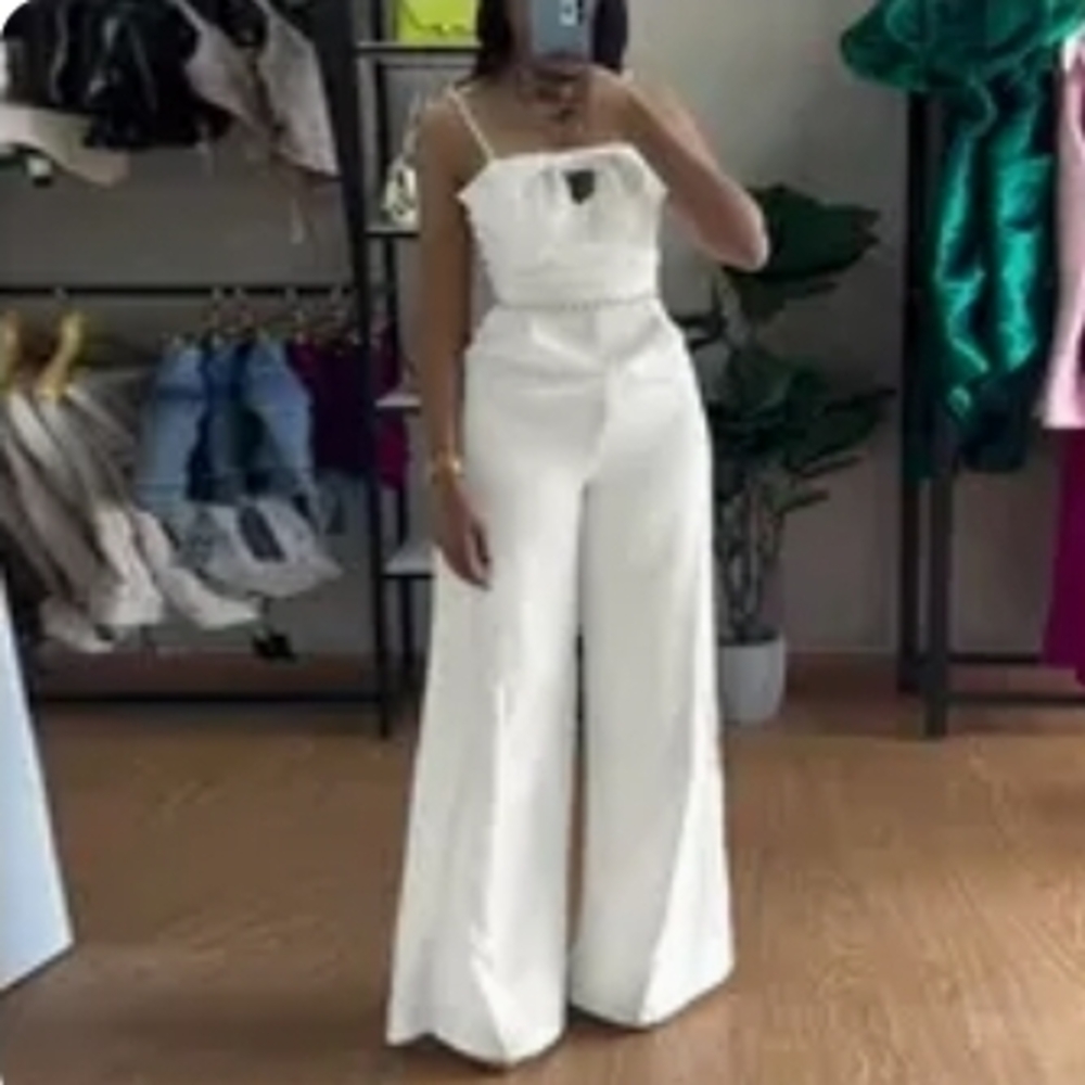 Chic White Sleeveless Jumpsuit
